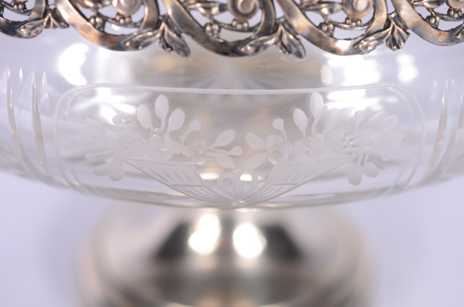 Pequena fruteira de cristal lavrado com cornucópias, flores e... - foto 3 de 8
