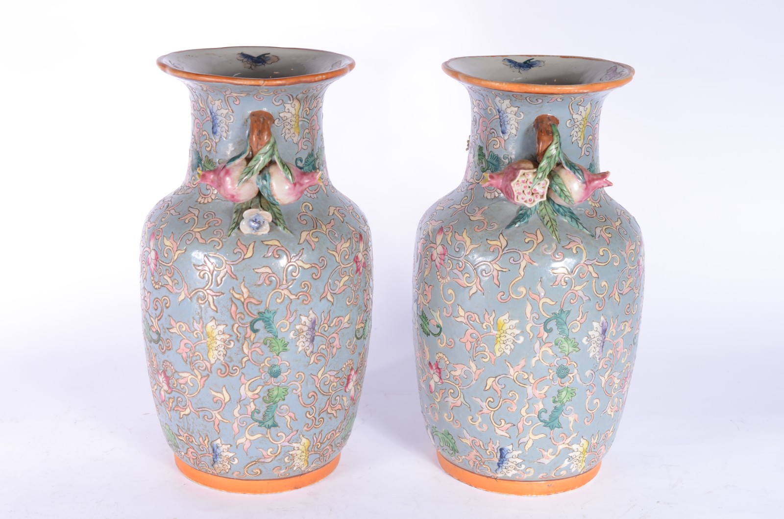Par de vasos de porcelana oriental com frutos em policromia. Com selo... - foto 1 de 8