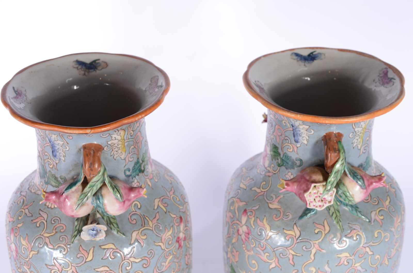Par de vasos de porcelana oriental com frutos em policromia. Com selo... - foto 2 de 8