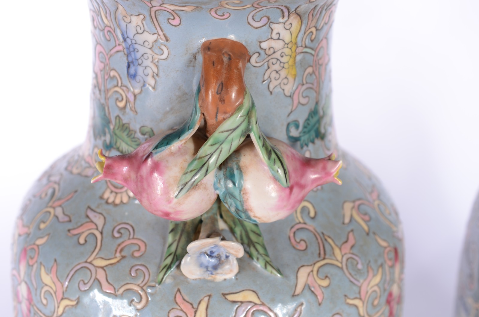 Par de vasos de porcelana oriental com frutos em policromia. Com selo... - foto 3 de 8