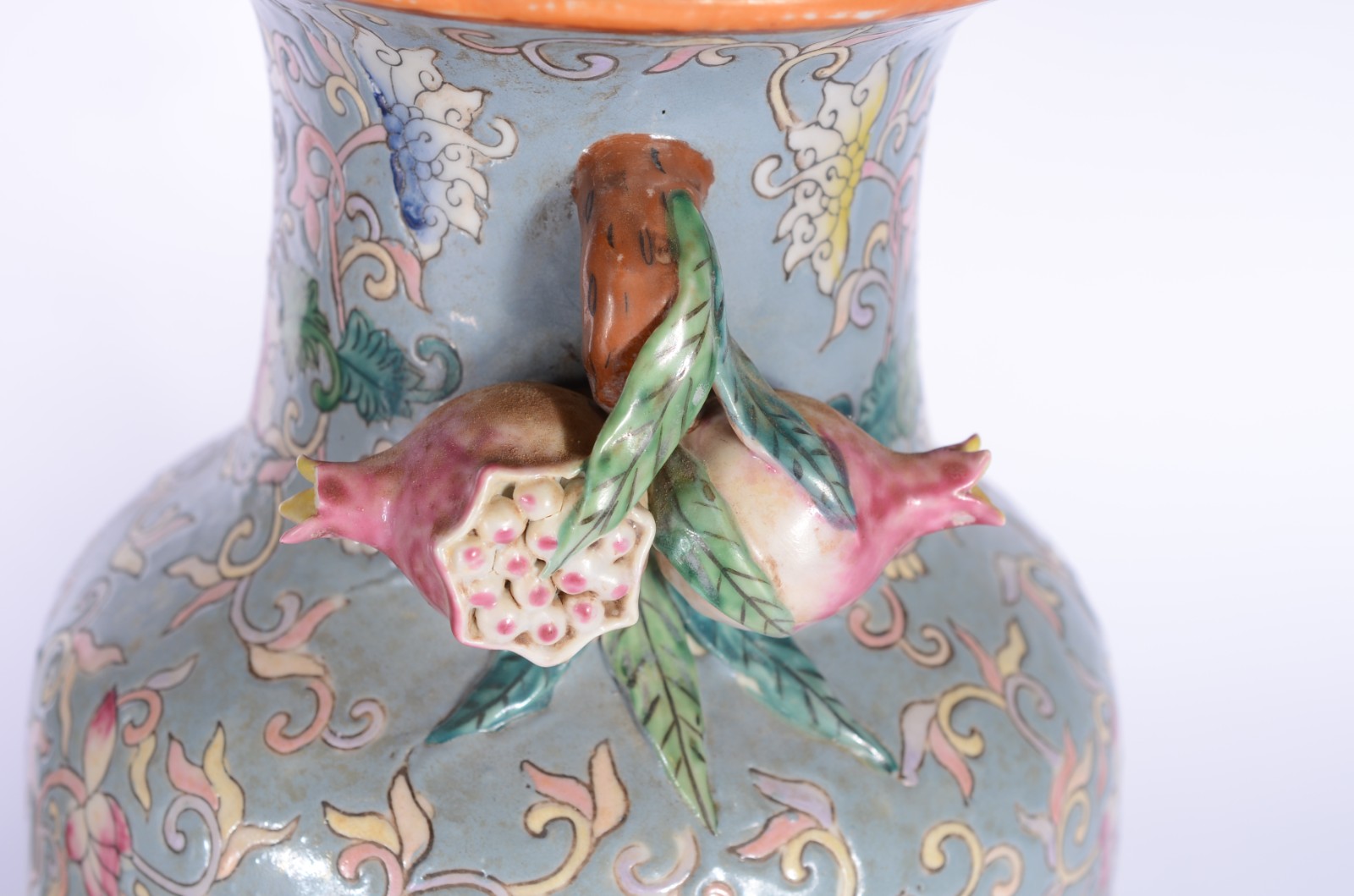 Par de vasos de porcelana oriental com frutos em policromia. Com selo... - foto 4 de 8