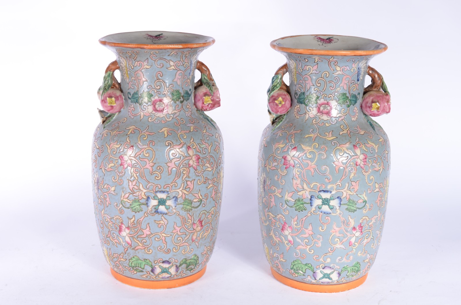 Par de vasos de porcelana oriental com frutos em policromia. Com selo... - foto 5 de 8