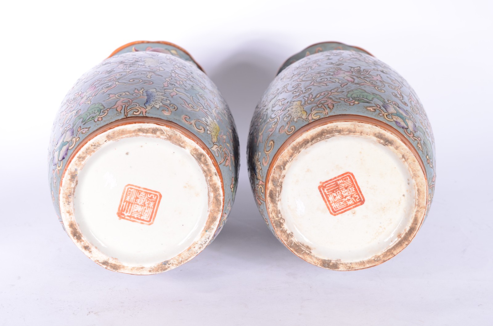 Par de vasos de porcelana oriental com frutos em policromia. Com selo... - foto 6 de 8