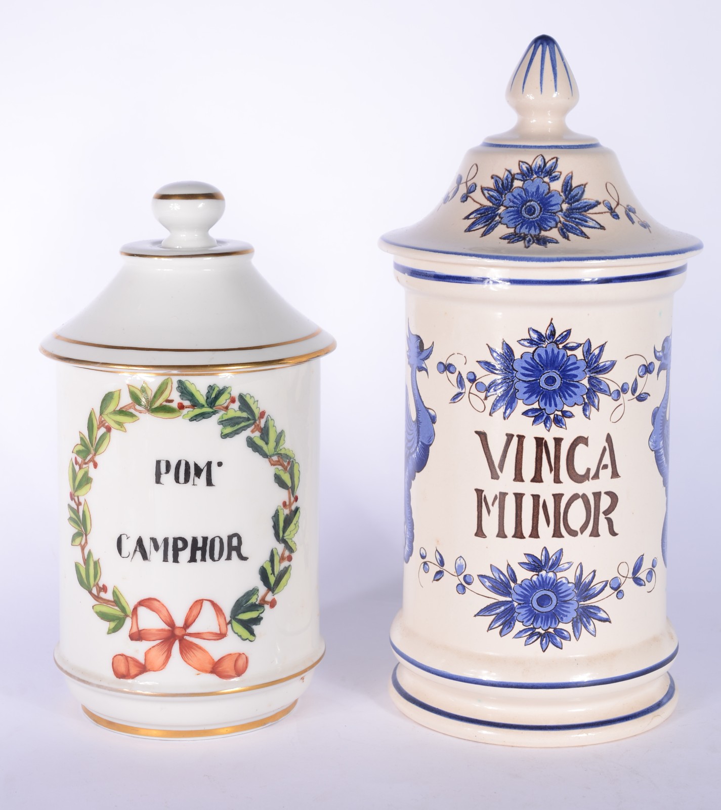 Dois potes de farmácia de porcelana, sendo um de porcelana francesa e... - foto 1 de 8