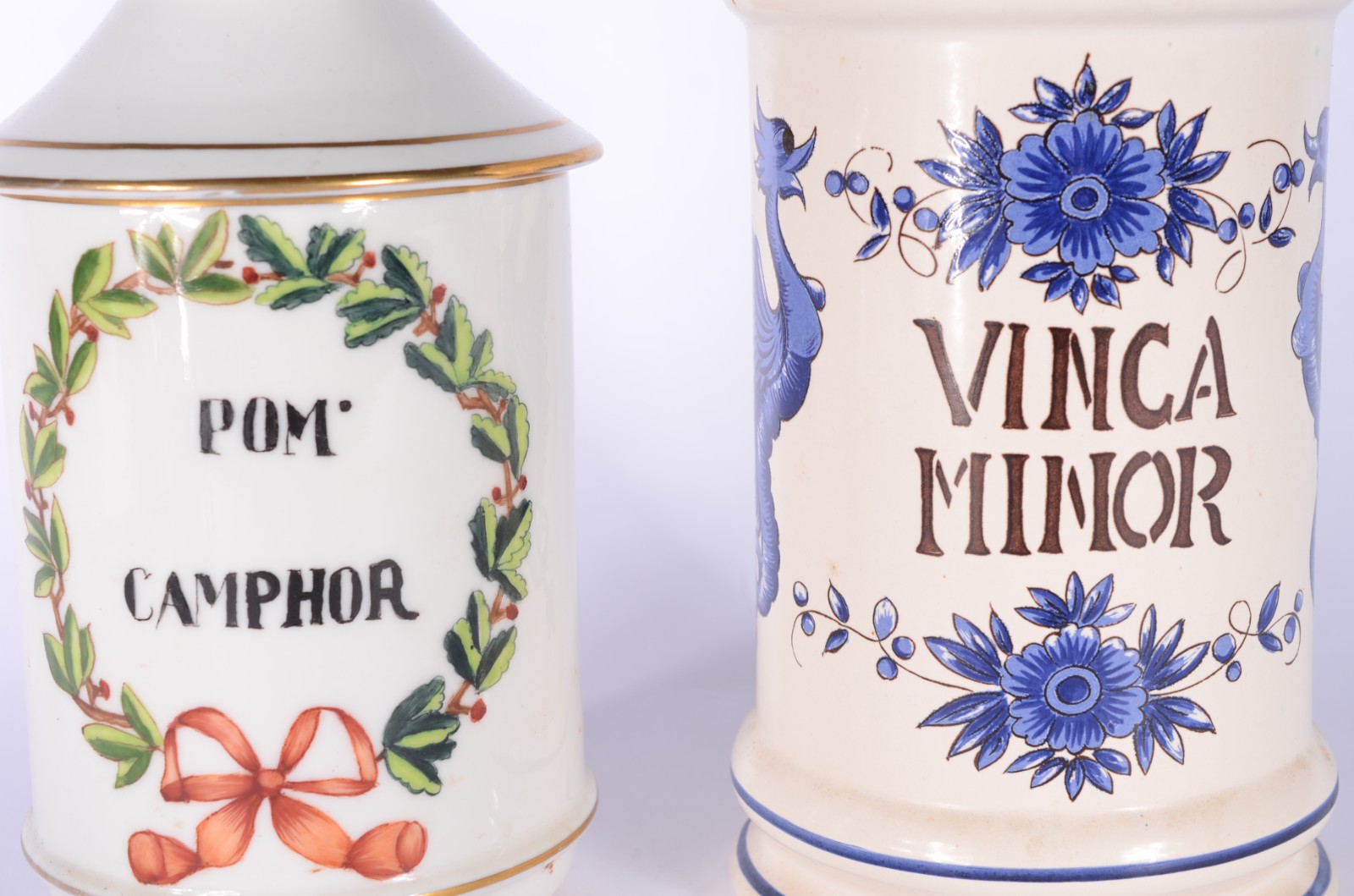 Dois potes de farmácia de porcelana, sendo um de porcelana francesa e... - foto 2 de 8