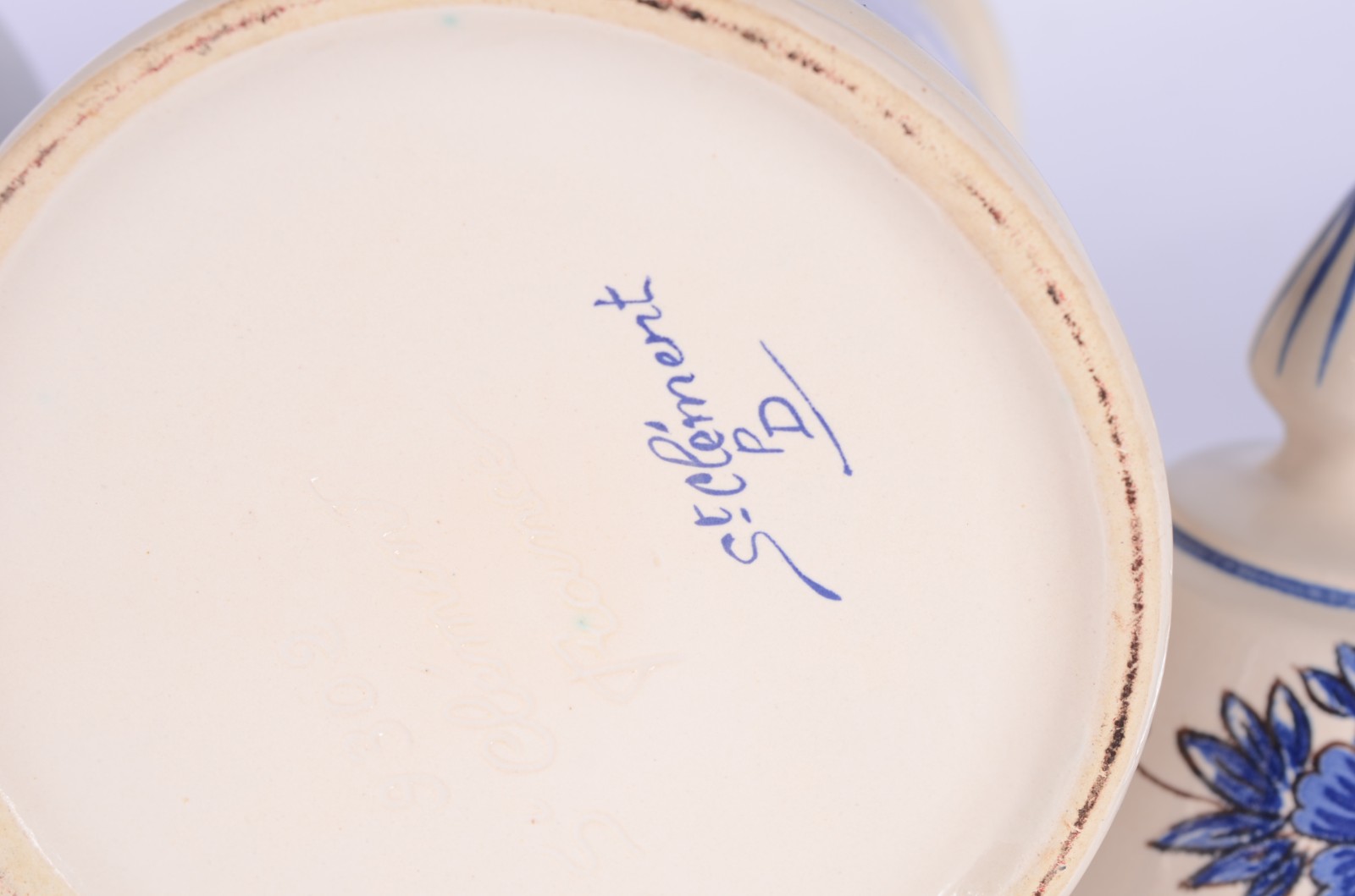 Dois potes de farmácia de porcelana, sendo um de porcelana francesa e... - foto 6 de 8