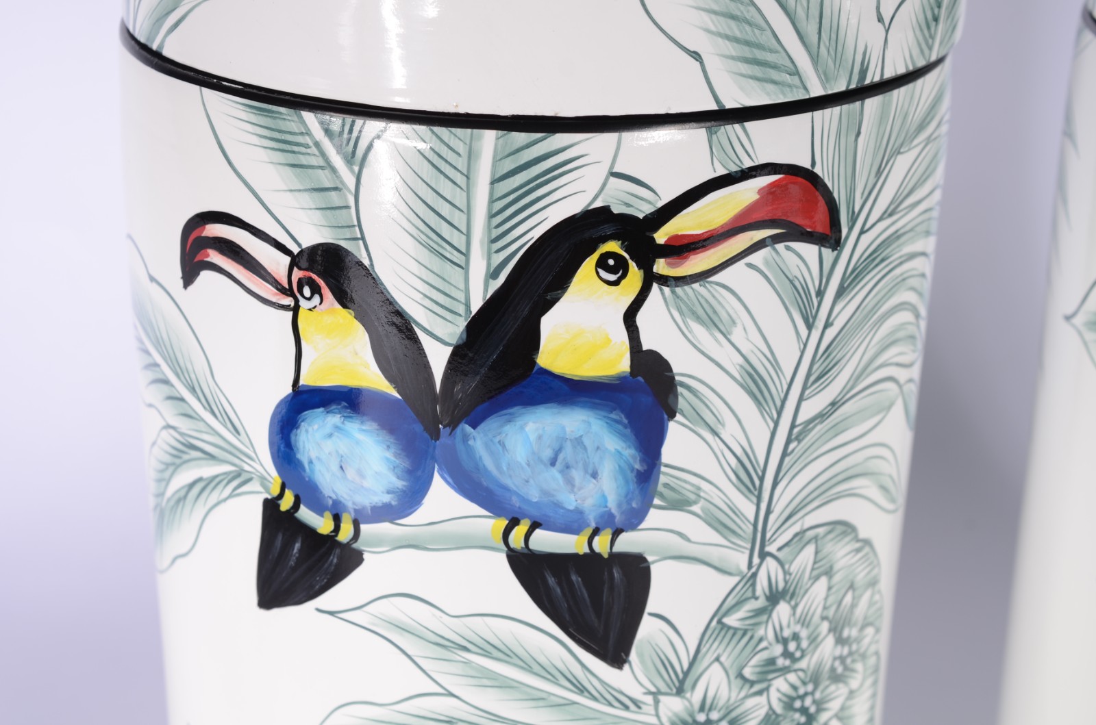 Par de potiches de cerâmica com folhas e tucanos pintados á mão em... - foto 2 de 6