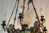 Lustre de bronze com bojo de faiança verde e de... - Lustre de bronze com bojo de faiança verde e decoração floral para seis luzes