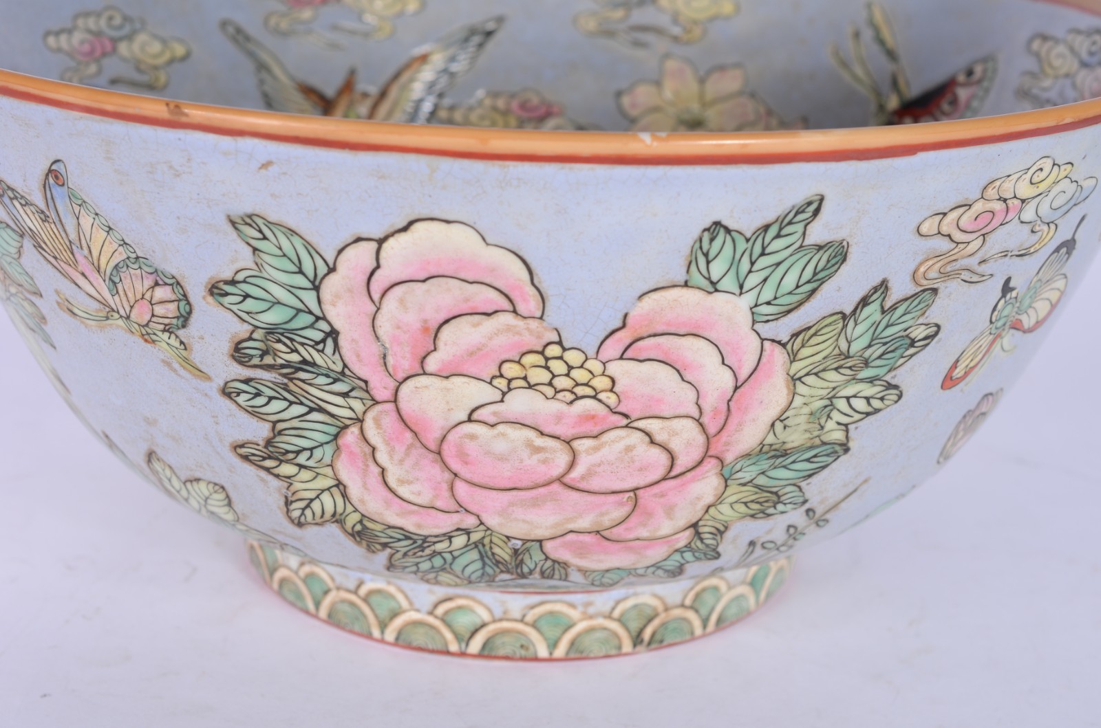 Bowl de porcelana oriental com flores e pássaros em policromia. Com... - foto 2 de 6