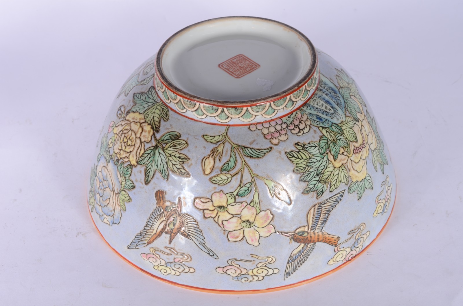 Bowl de porcelana oriental com flores e pássaros em policromia. Com... - foto 5 de 6