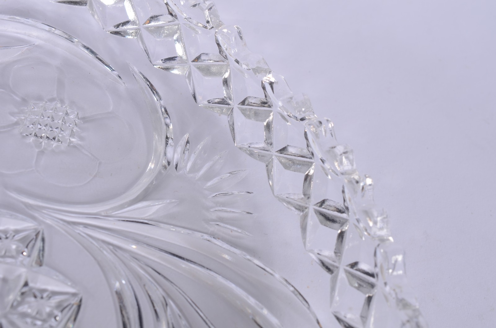 Prato grande para bolo de cristal europeu lapidado, borda alta... - foto 4 de 7