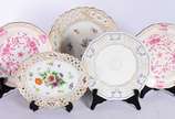 Meissen (1708),  - Cinco pratos de porcelana alemã de Meissen, diversos modelos e decorações. Marcados no verso. Um deles com fio de cabelo na borda.