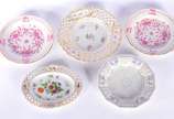 Meissen (1708),  - Cinco pratos de porcelana alemã de Meissen, diversos modelos e decorações. Marcados no verso. Um deles com fio de cabelo na borda.