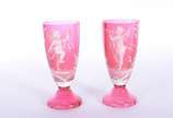 Mary Gregory (1856-1908),  - Par de copos de vidro americano rosé com figuras de anjos musicistas esmaltados em branco.