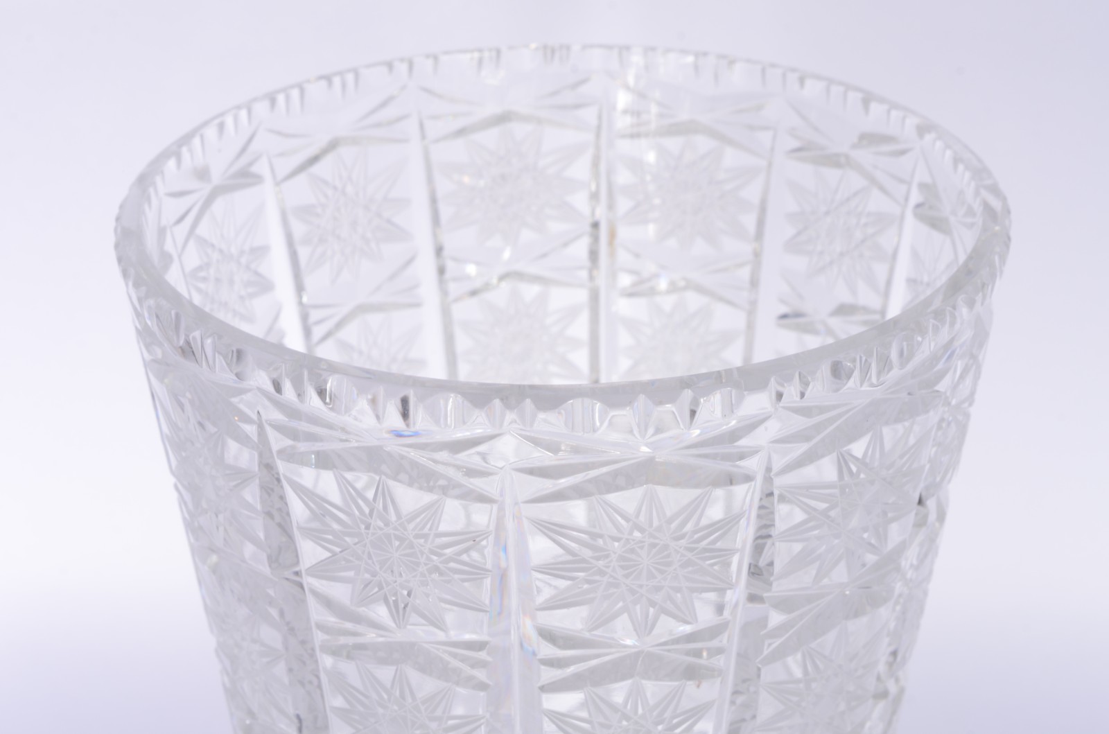 Vaso de cristal tcheco lapidado, base com estrela. - foto 4 de 6