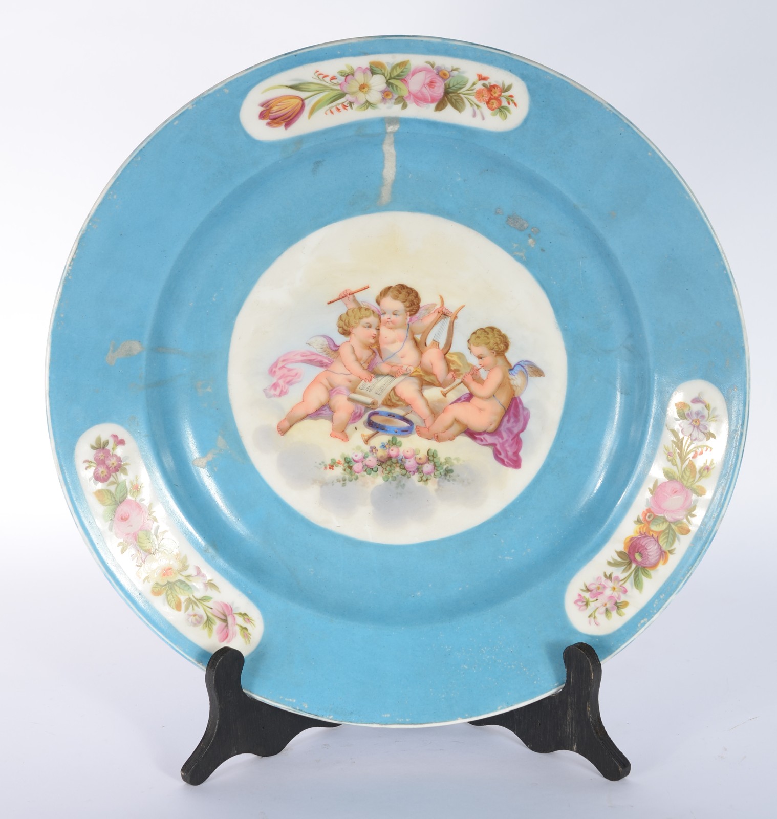 Medalhão de porcelana francesa com querubins em policromia. - foto 1 de 6