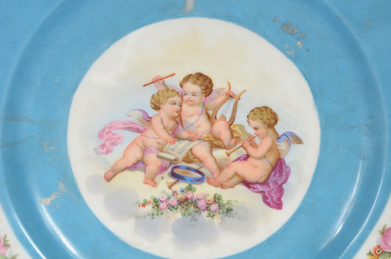 Medalhão de porcelana francesa com querubins em policromia. - foto 2 de 6