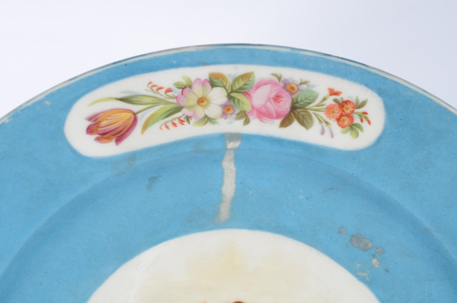Medalhão de porcelana francesa com querubins em policromia. - foto 3 de 6