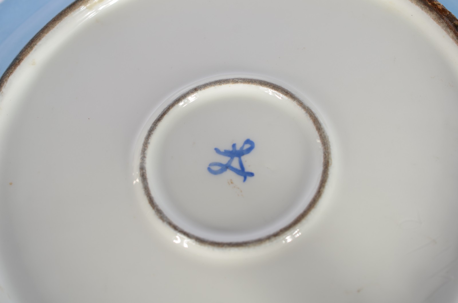 Medalhão de porcelana francesa com querubins em policromia. - foto 6 de 6