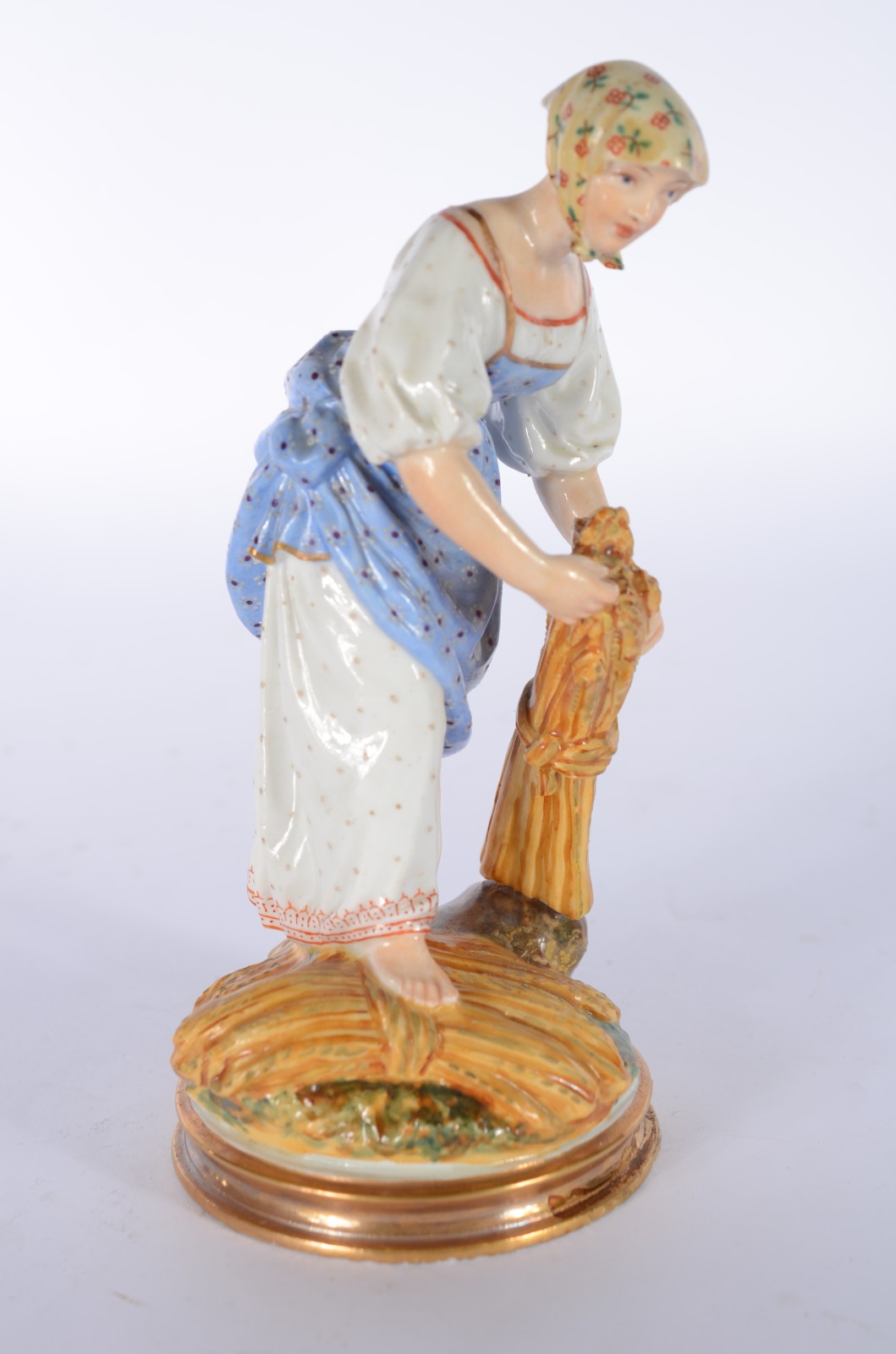 Escultura de porcelana policromada representando camponesa. - foto 1 de 8