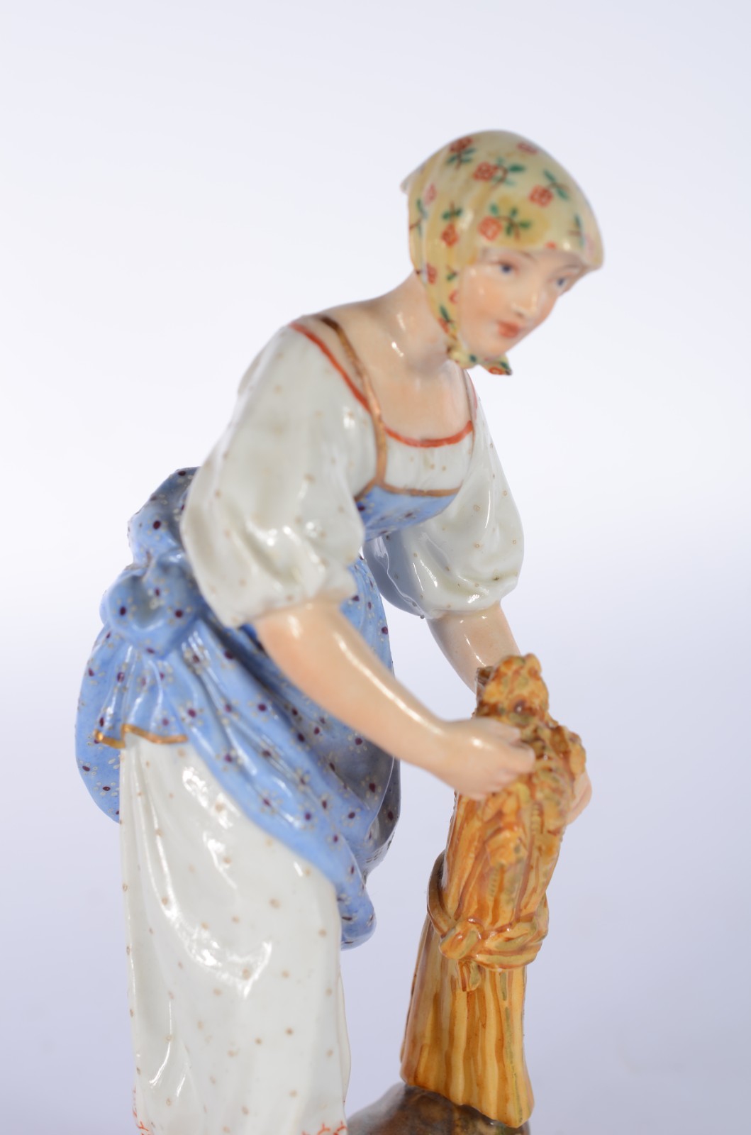 Escultura de porcelana policromada representando camponesa. - foto 2 de 8
