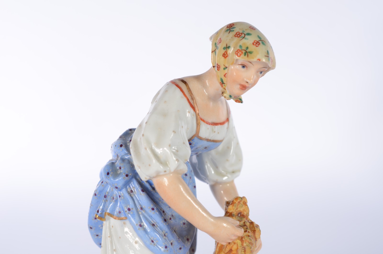 Escultura de porcelana policromada representando camponesa. - foto 4 de 8