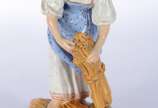 Escultura de porcelana policromada representand... - Escultura de porcelana policromada representando camponesa.