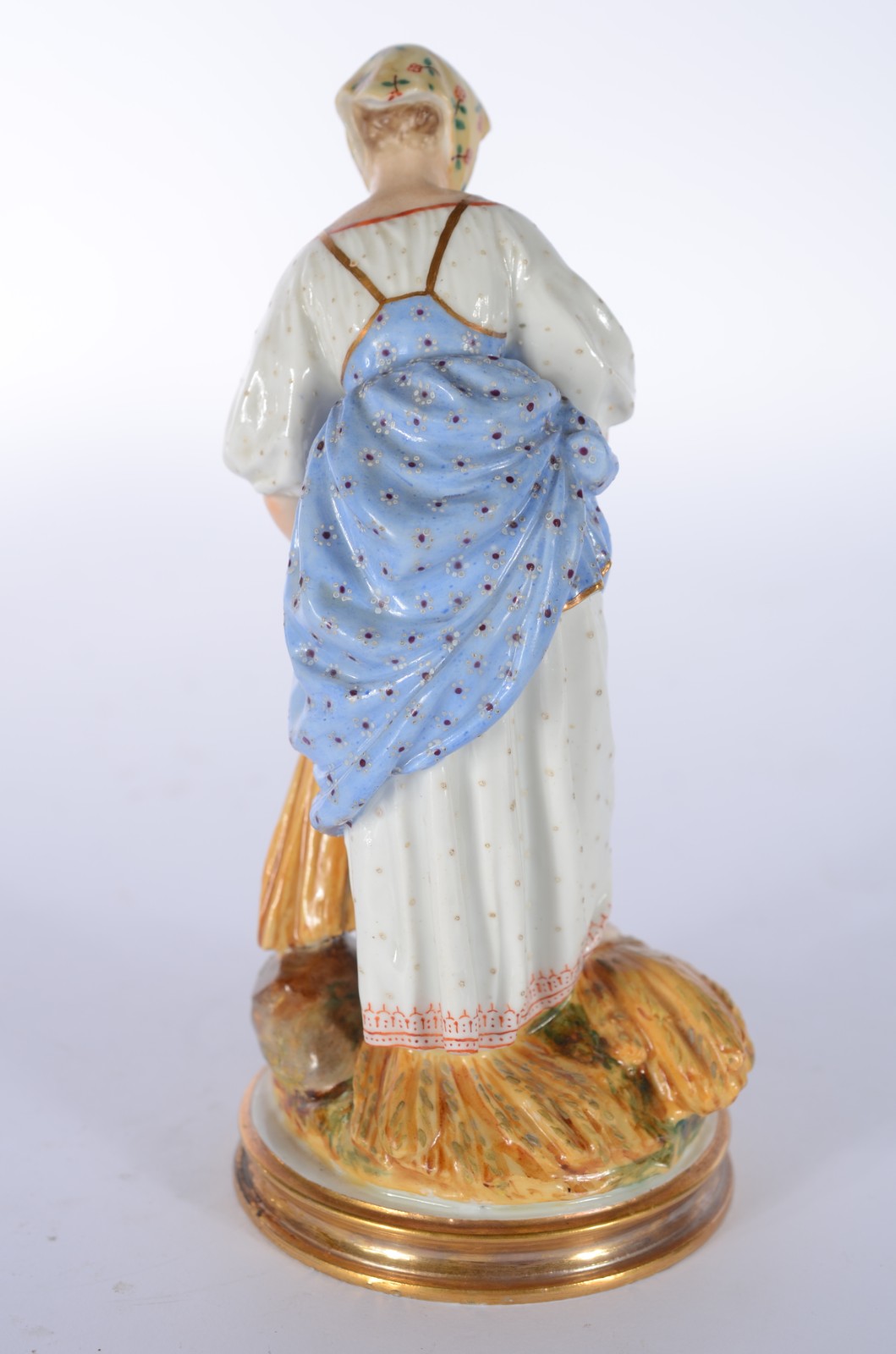 Escultura de porcelana policromada representando camponesa. - foto 8 de 8