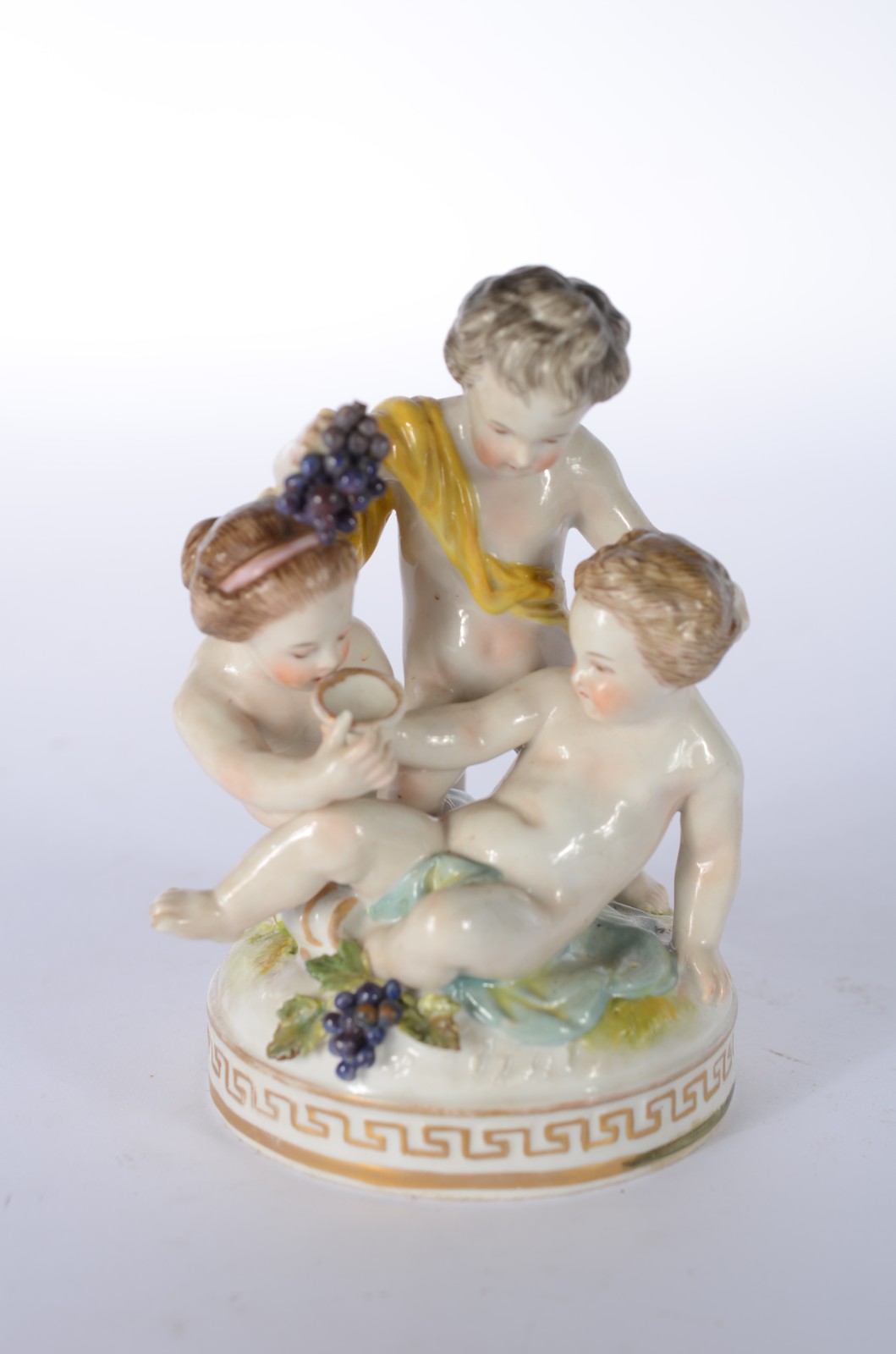 Grupo escultórico de porcelana europeia policromada representando... - foto 1 de 4