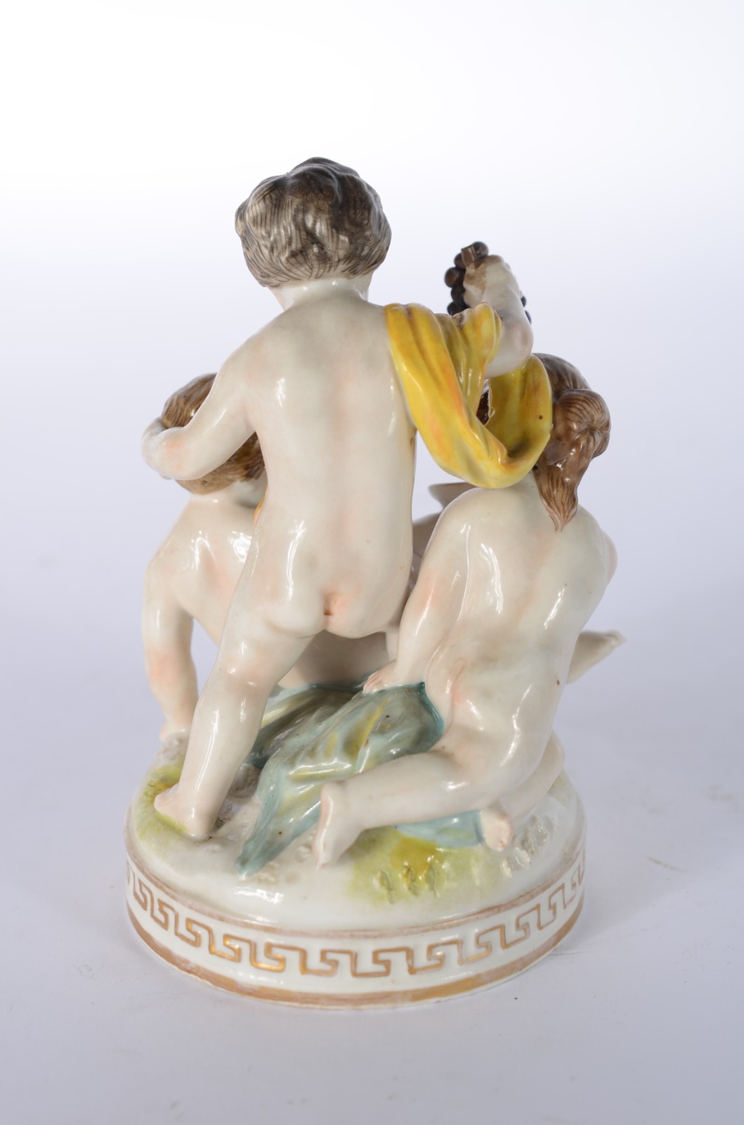 Grupo escultórico de porcelana europeia policromada representando... - foto 2 de 4