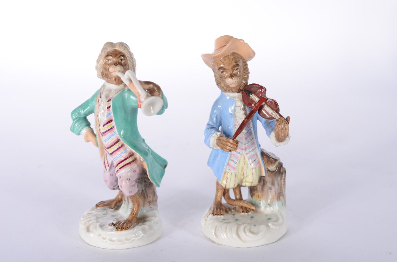 Par de esculturas de porcelana europeia policromada representando... - foto 2 de 8