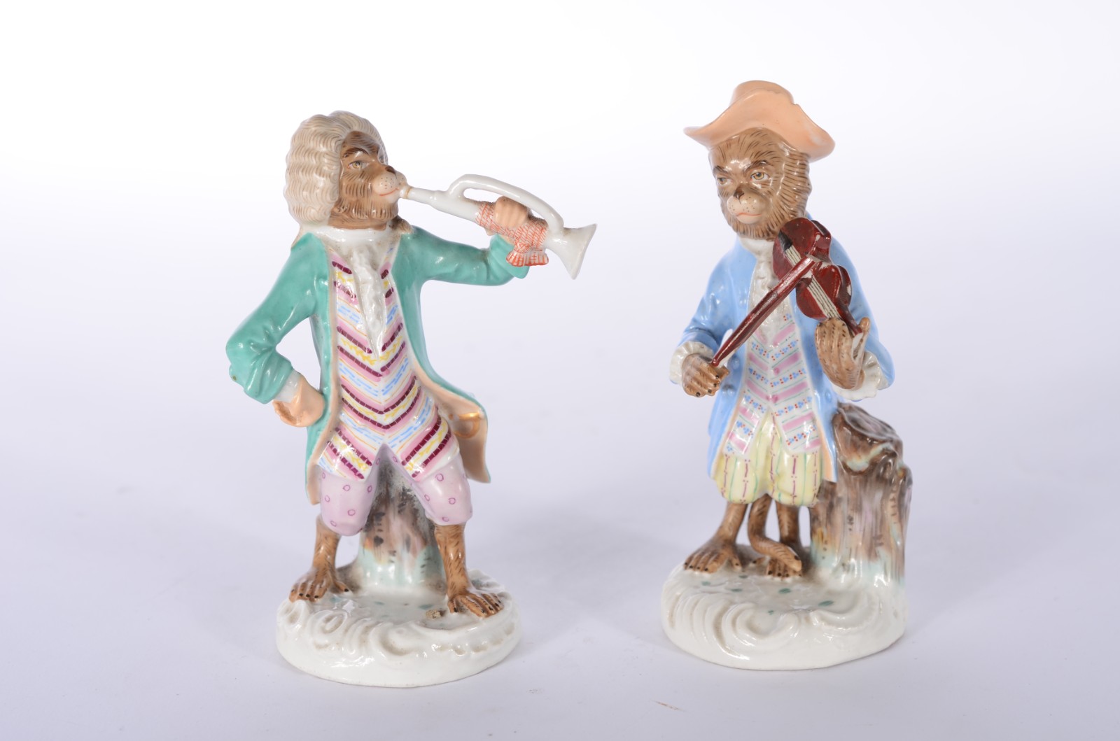 Par de esculturas de porcelana europeia policromada representando... - foto 1 de 8