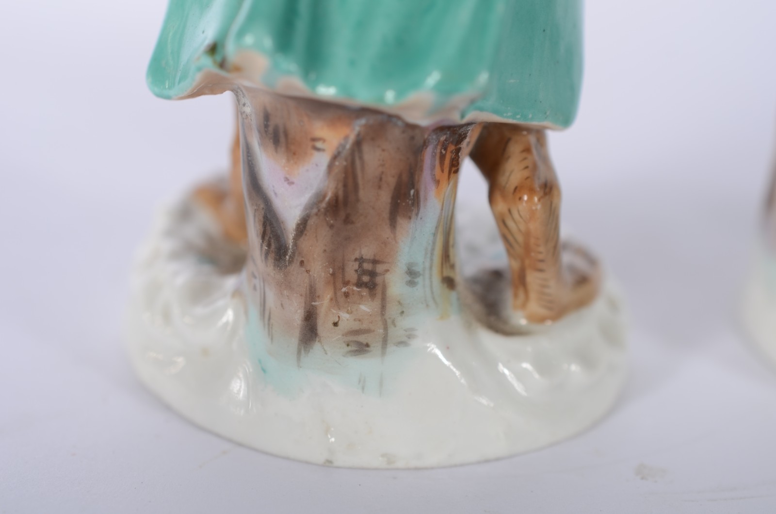 Par de esculturas de porcelana europeia policromada representando... - foto 4 de 8