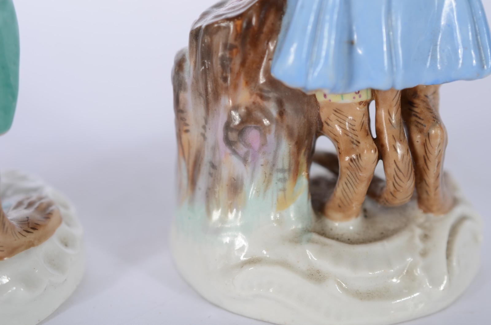 Par de esculturas de porcelana europeia policromada representando... - foto 5 de 8