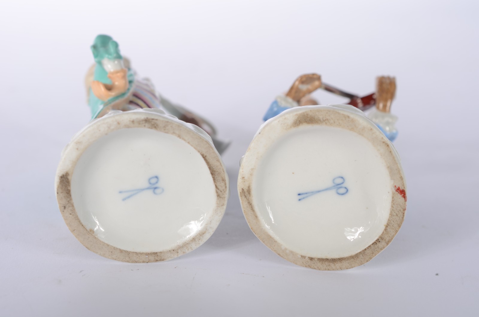 Par de esculturas de porcelana europeia policromada representando... - foto 7 de 8