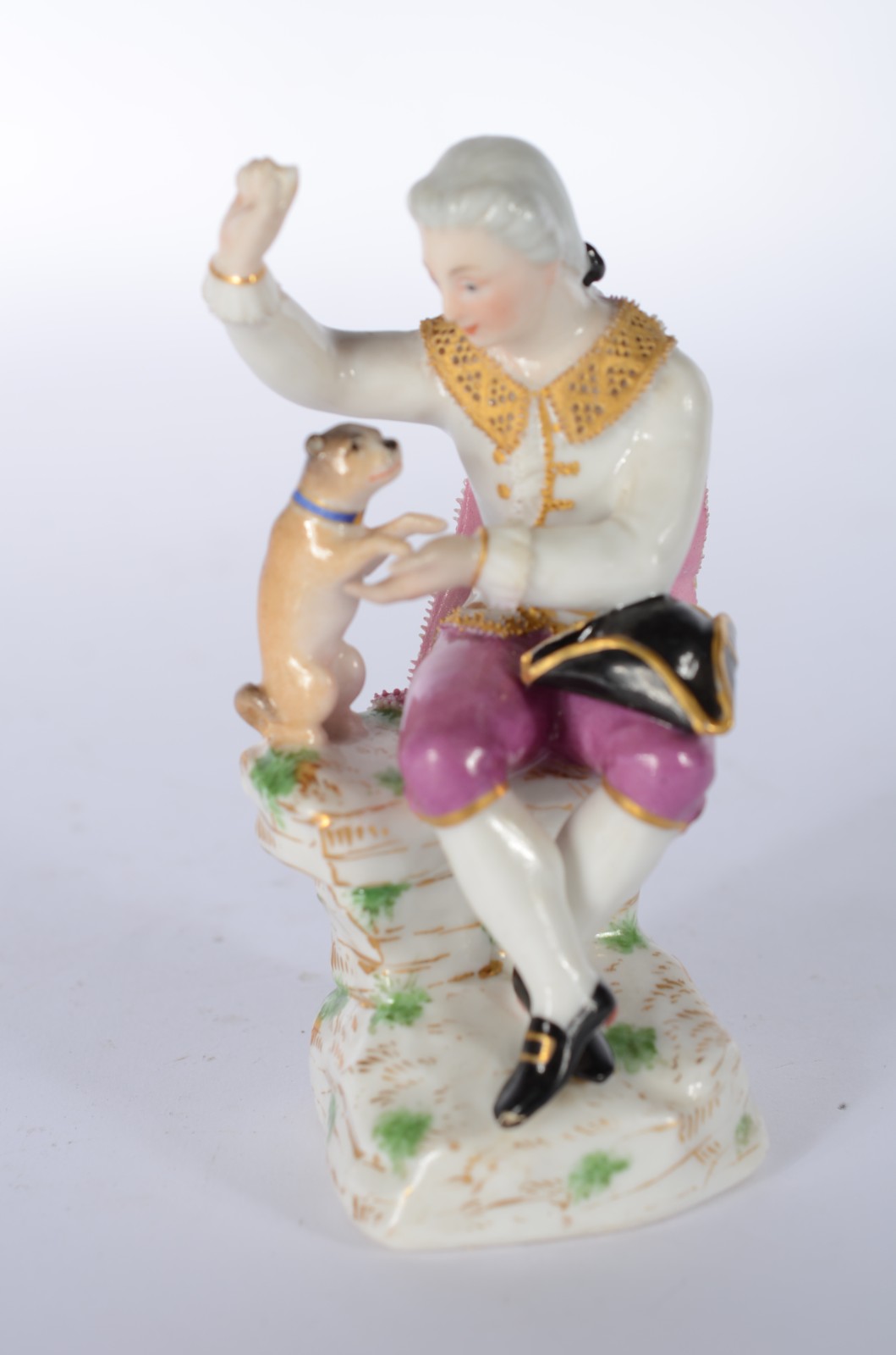 Escultura de porcelana vienense representando jovem e seu cãozinho... - foto 2 de 7