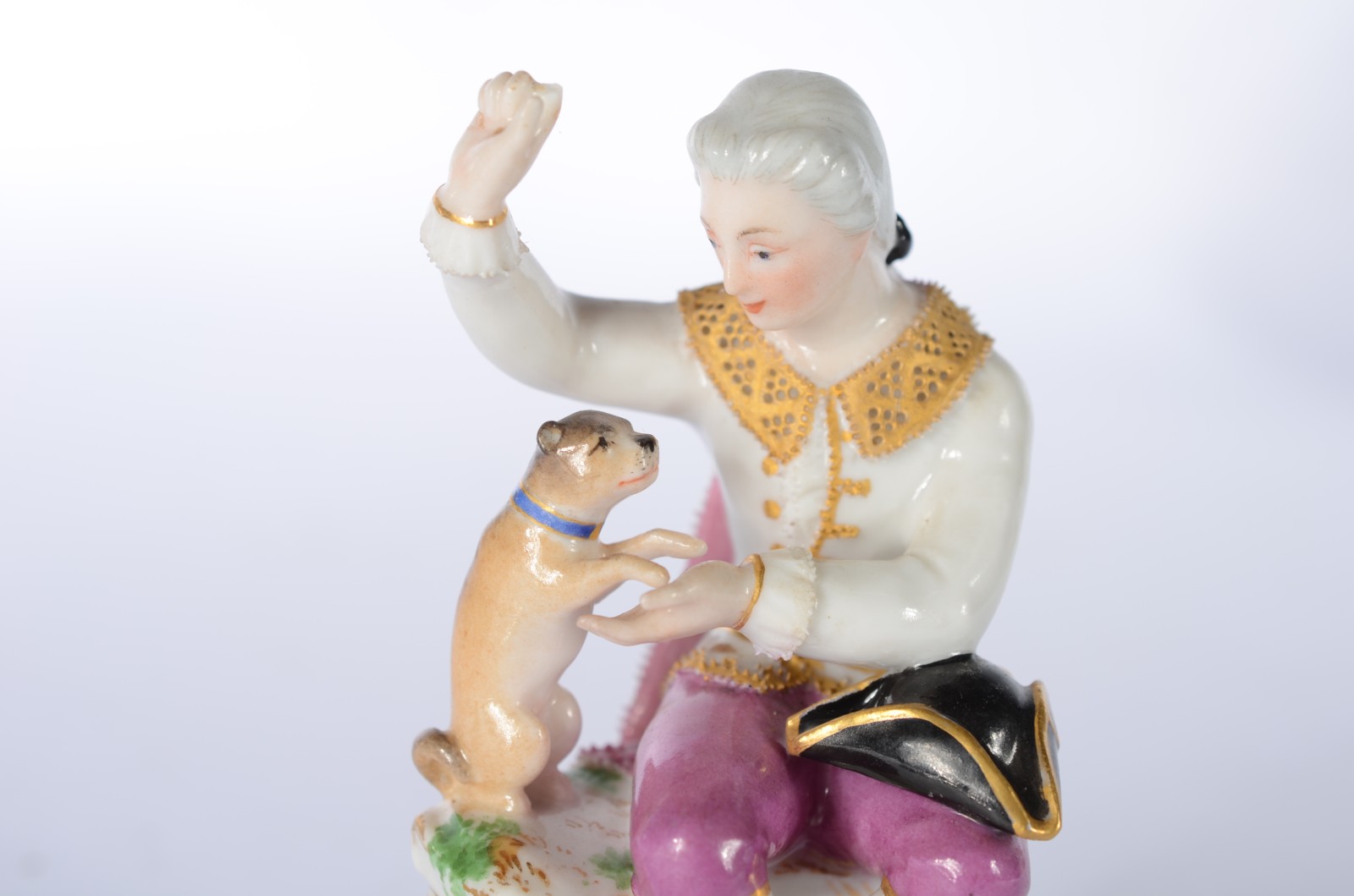 Escultura de porcelana vienense representando jovem e seu cãozinho... - foto 3 de 7