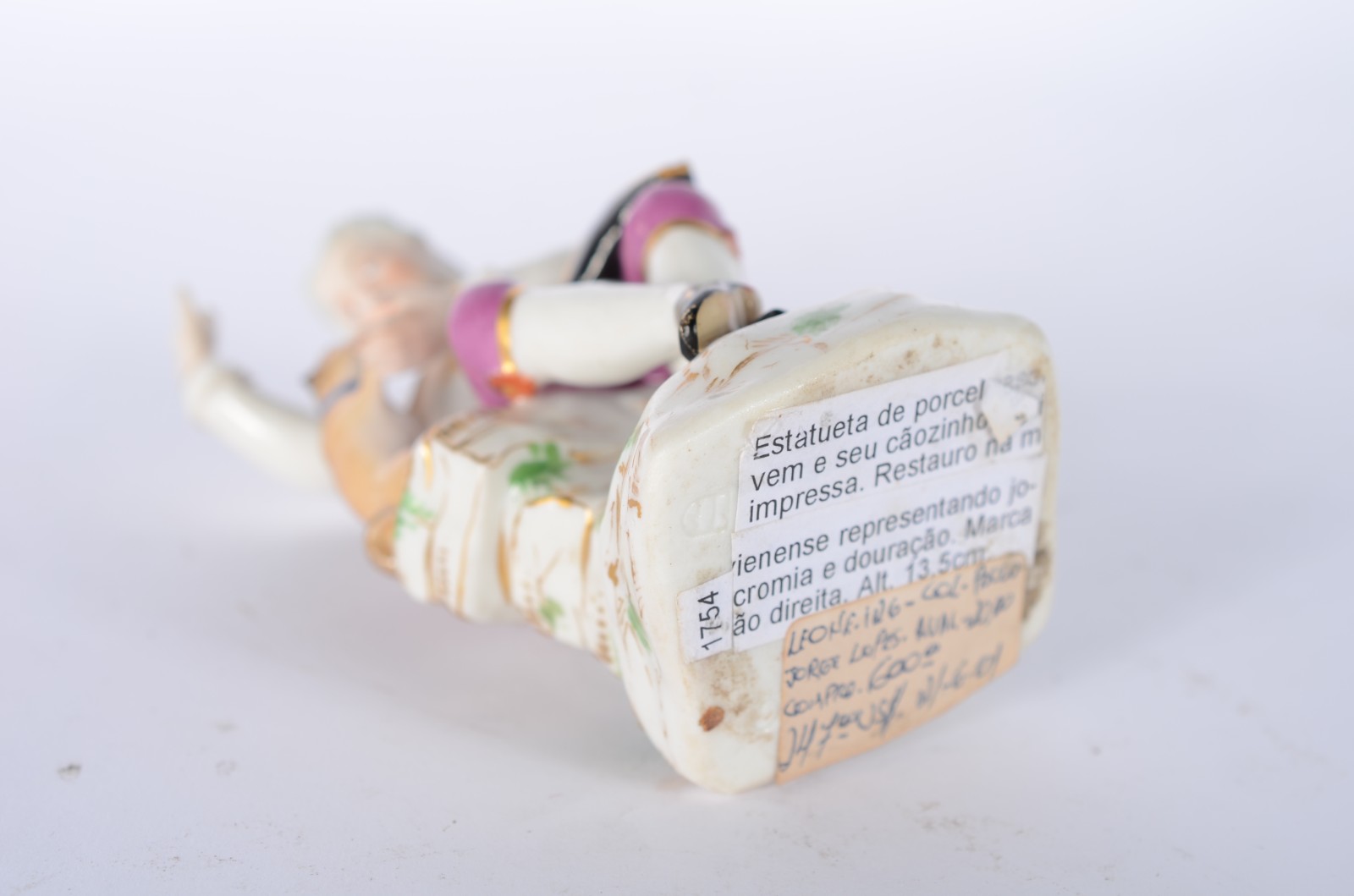 Escultura de porcelana vienense representando jovem e seu cãozinho... - foto 7 de 7