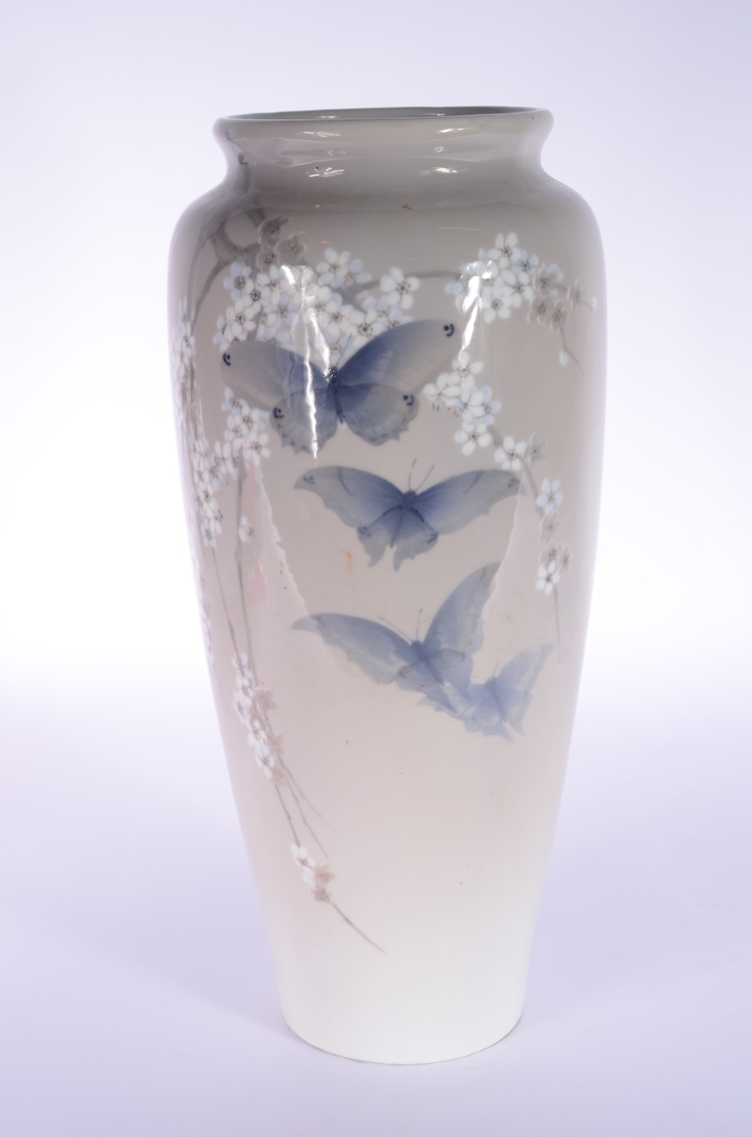 Vaso de porcelana dinamarquesa "Royal Copenhagen" com borboletas e... - foto 1 de 5