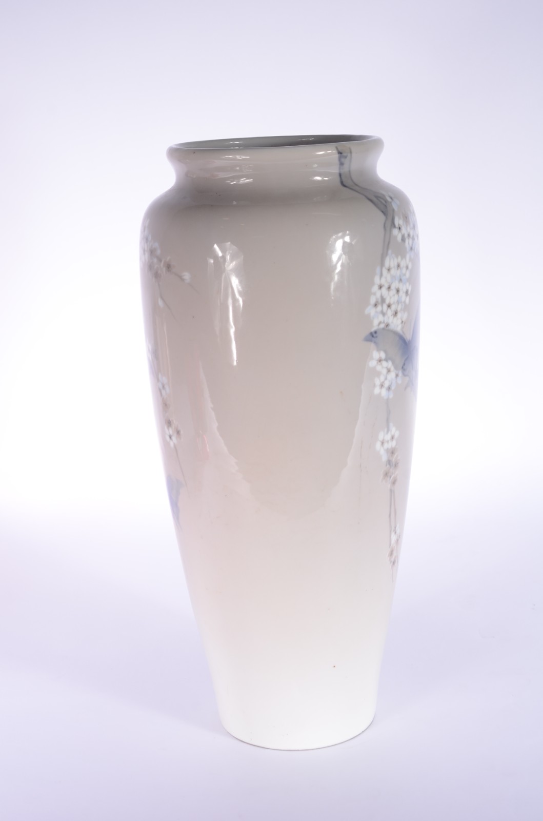 Vaso de porcelana dinamarquesa "Royal Copenhagen" com borboletas e... - foto 3 de 5