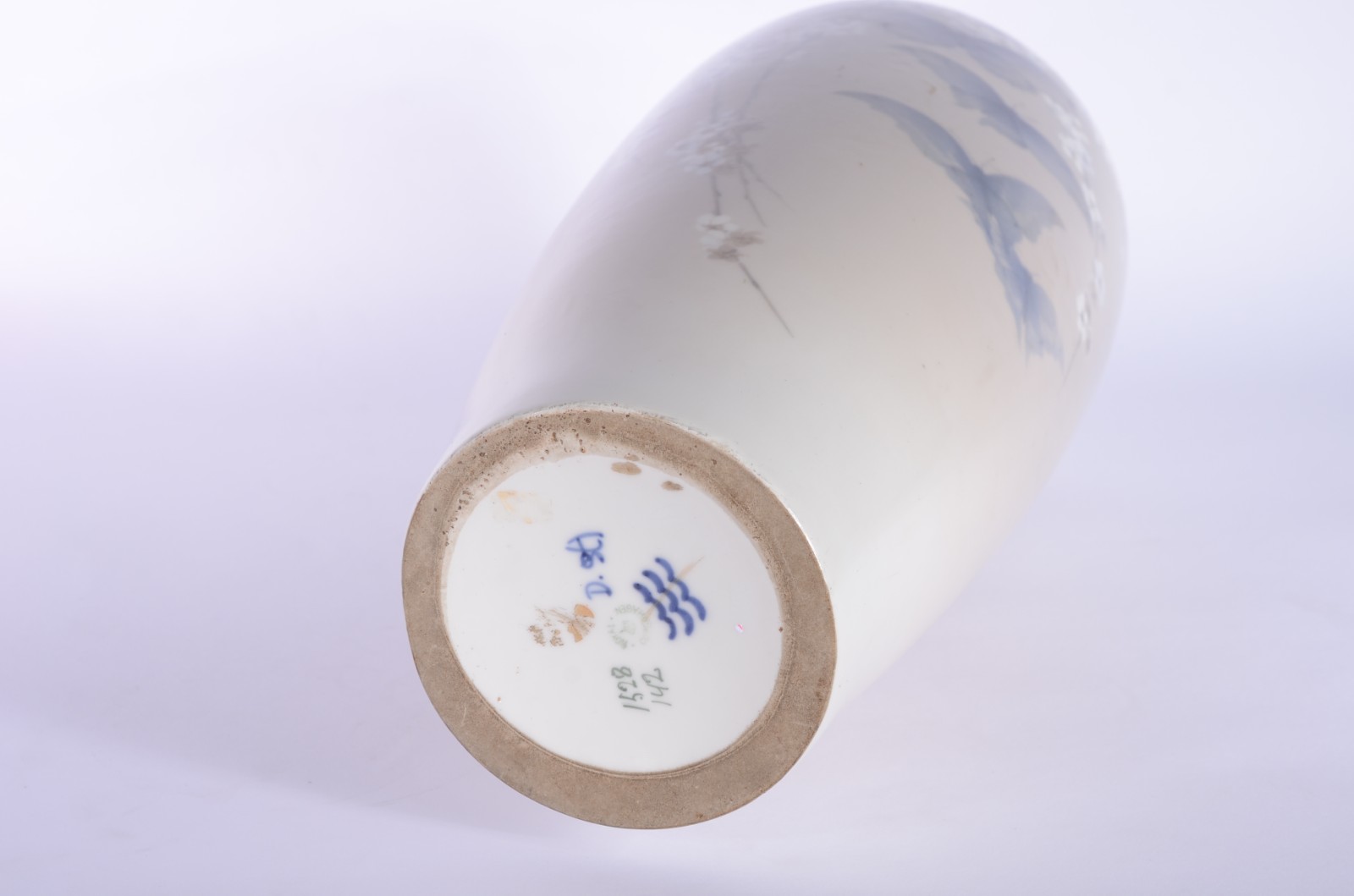Vaso de porcelana dinamarquesa "Royal Copenhagen" com borboletas e... - foto 4 de 5