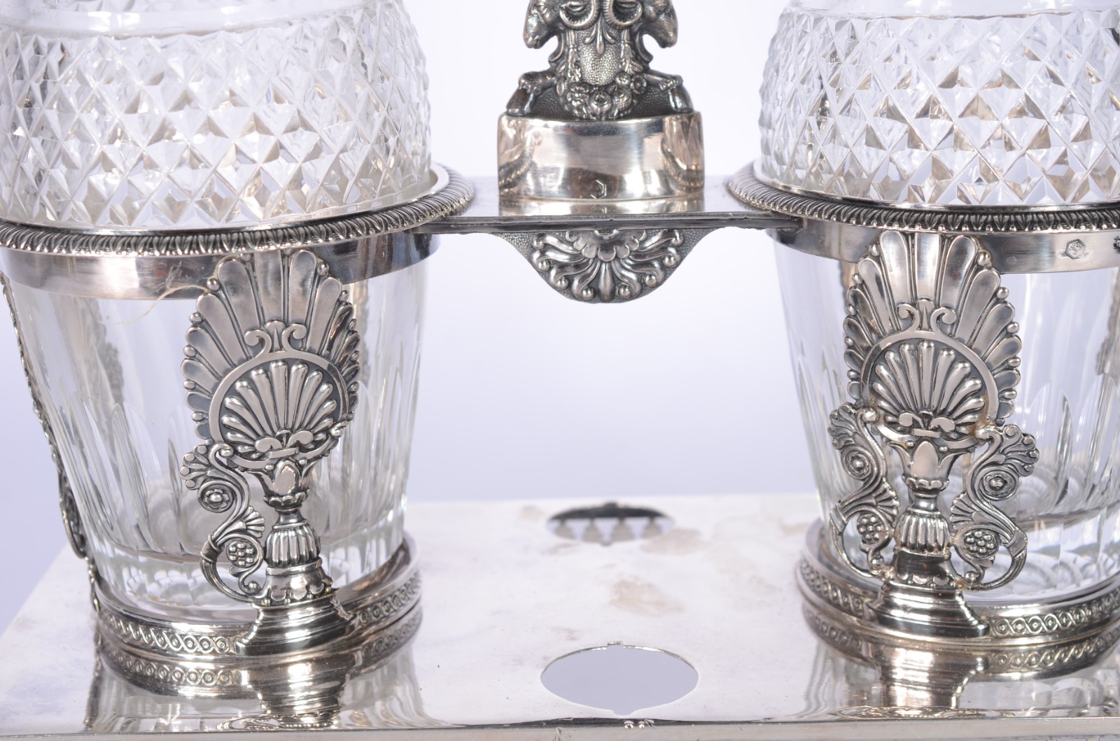 Galheteiro com 2 galhetas para azeite e vinagre de cristal lapidado e... - foto 2 de 9