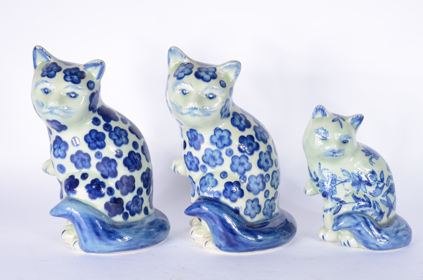 Três esculturas de cerâmica chinesa representando gato. - foto 1 de 6