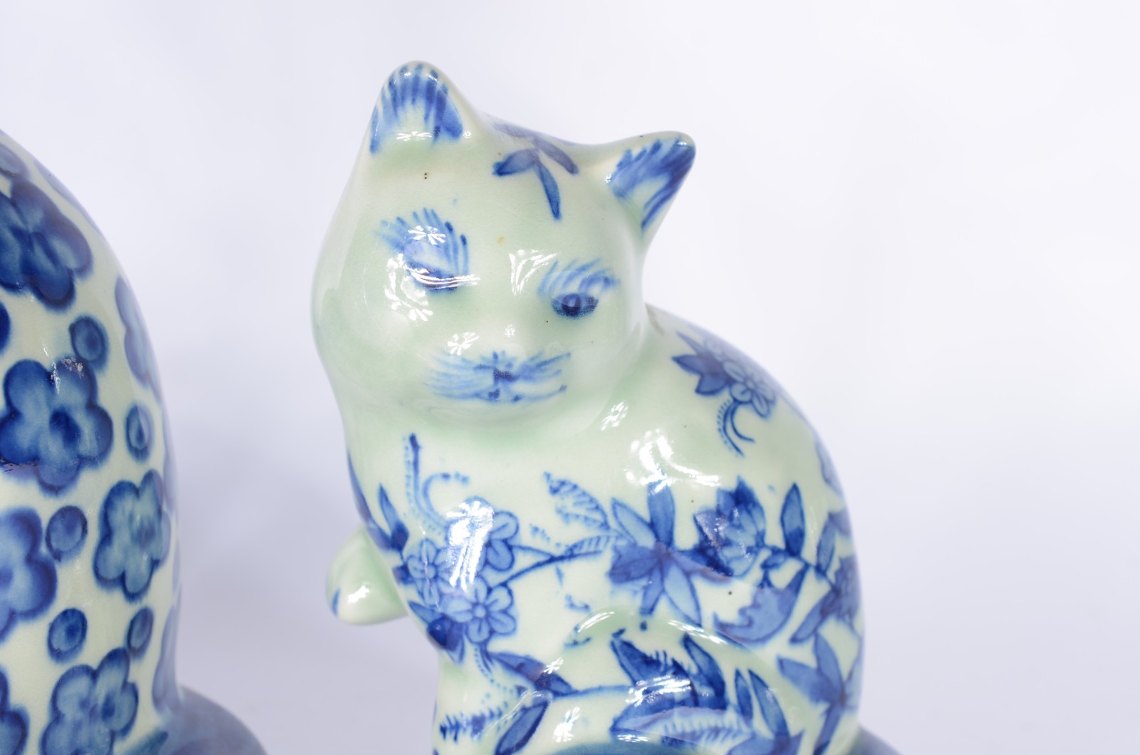 Três esculturas de cerâmica chinesa representando gato. - foto 3 de 6
