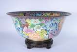 Bowl de cloisonné chines, decoração floral em p... - Bowl de cloisonné chines, decoração floral em policromia, base de madeira.