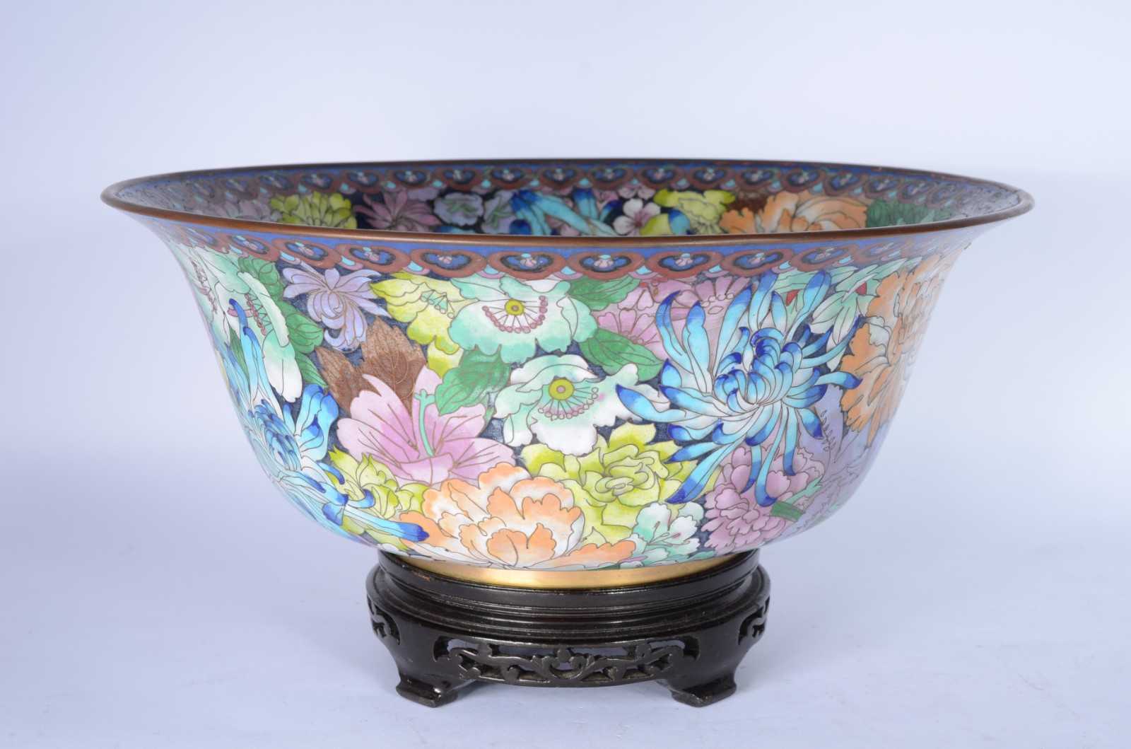 Bowl de cloisonné chines, decoração floral em policromia, base de... - foto 1 de 4