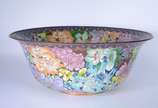 Bowl de cloisonné chines, decoração floral em p... - Bowl de cloisonné chines, decoração floral em policromia, base de madeira.