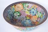 Bowl de cloisonné chines, decoração floral em p... - Bowl de cloisonné chines, decoração floral em policromia, base de madeira.