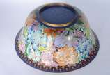 Bowl de cloisonné chines, decoração floral em p... - Bowl de cloisonné chines, decoração floral em policromia, base de madeira.