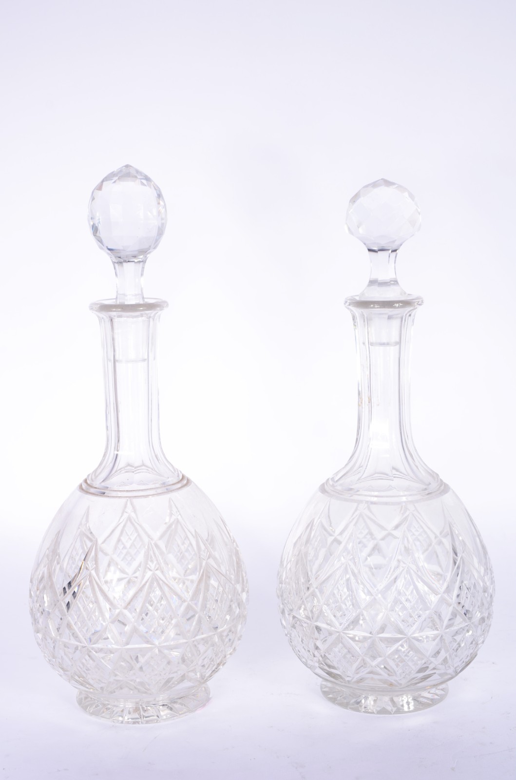 Par de garrafas de cristal lapidado. Bases lascadas. - foto 1 de 9